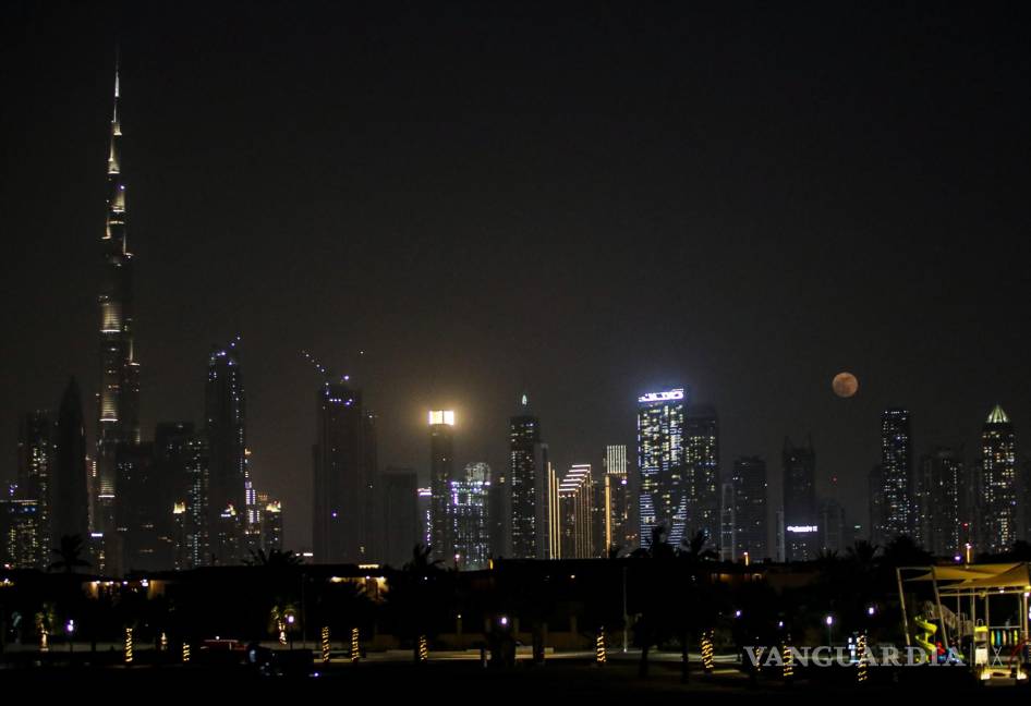 $!La Superluna denominada ‘Strawberry Supermoon’ se eleva en el cielo del emirato del Golfo de Dubái, Emiratos Árabes Unidos.