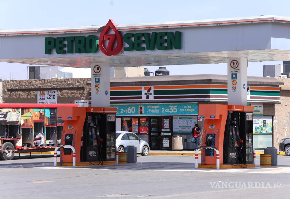 $!Los distintos grupos gasolineros acordaron no vender por encima de los 24 pesos el litro de la gasolina regular.