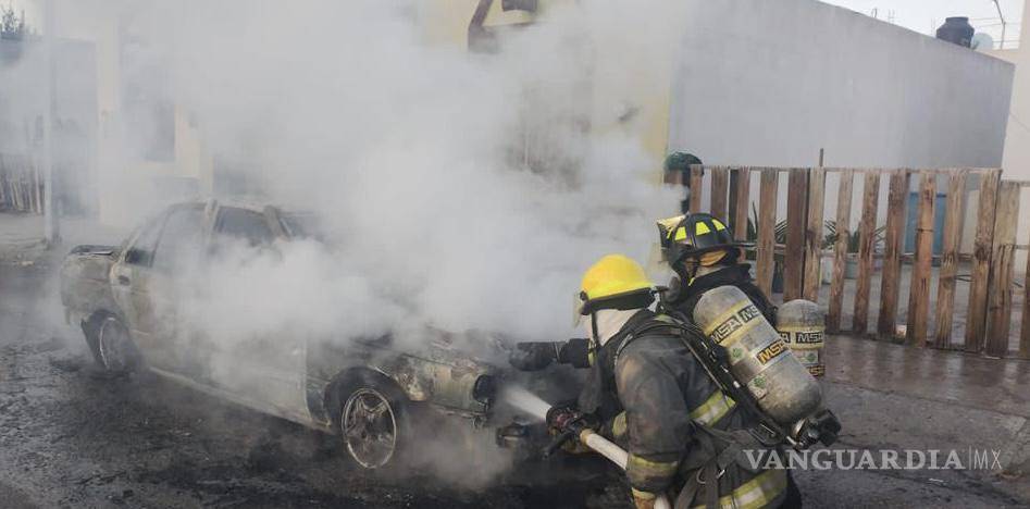 Ramos Arizpe: taxi es consumido por las llamas en incendio; Bomberos controlan la situación