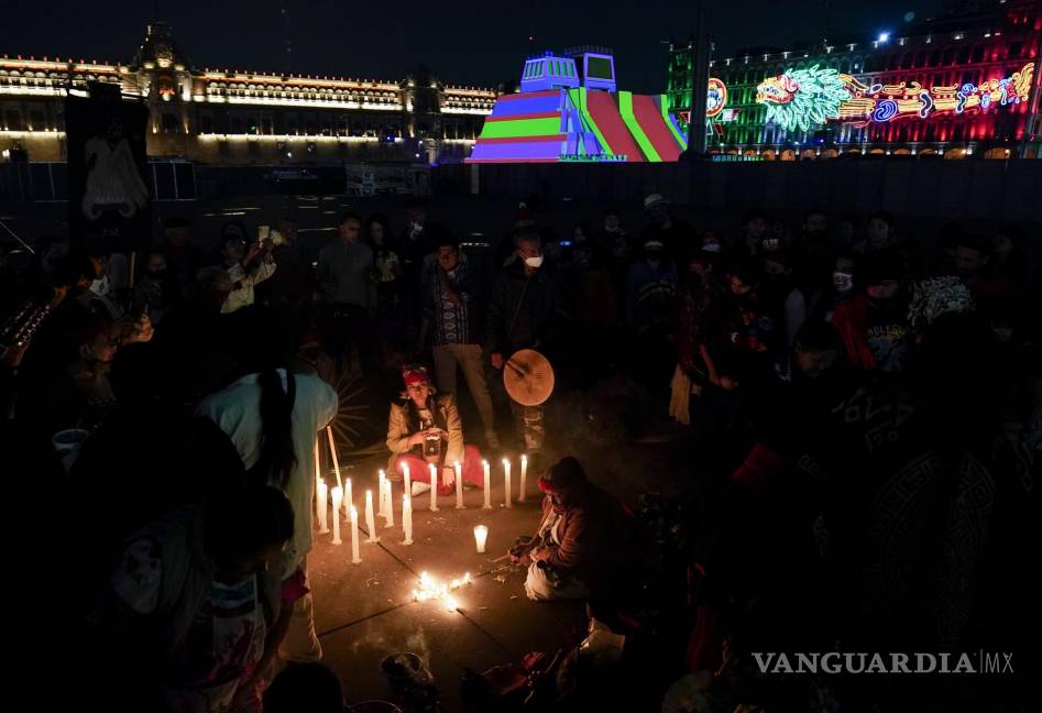 $!Bailarines mexicanos encienden una vela durante una ceremonia para conmemorar el 500 aniversario de la caída de la capital del imperio azteca de Tenochtitlán, conocida hoy como Ciudad de México, en la plaza principal de la Ciudad de México, el Zócalo. AP/Eduardo Verdugo