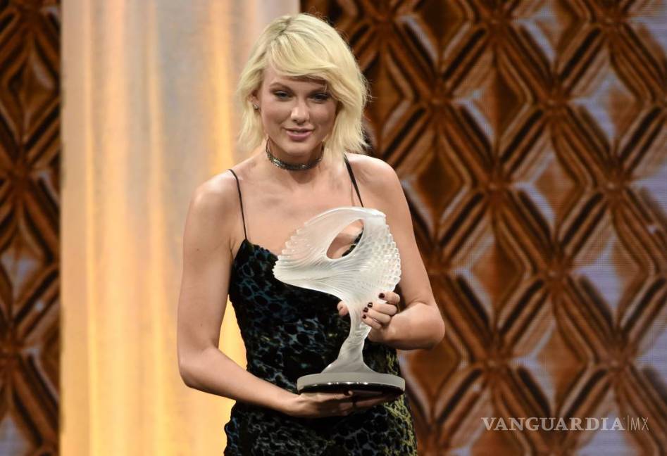 Recibe Taylor Swift el trofeo que lleva su nombre de los BMI Awards