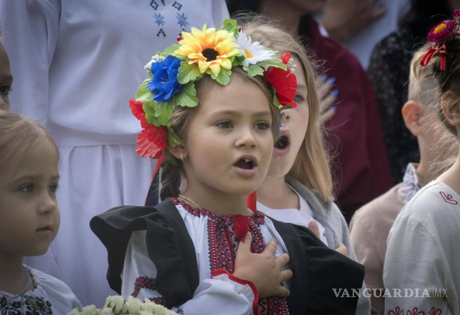$!El inicio del año escolar en Ucrnaia se festeja como Día del Conocimiento.