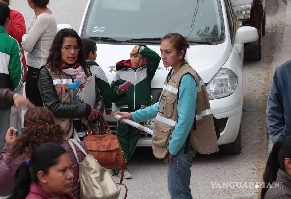 $!Padres de familia toman escuela en Saltillo; protestan por olor fétido que enferma a sus hijos