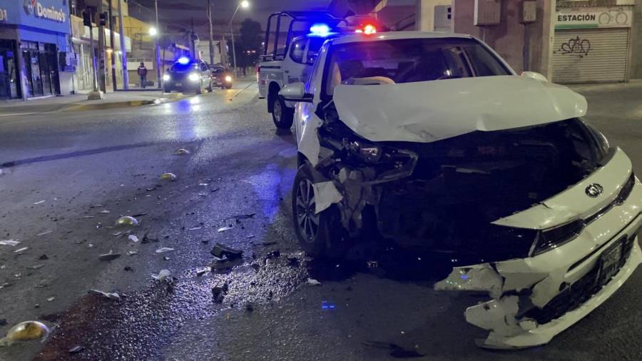 El vehículo Kia Río presentó daños en la parte frontal tras el impacto.