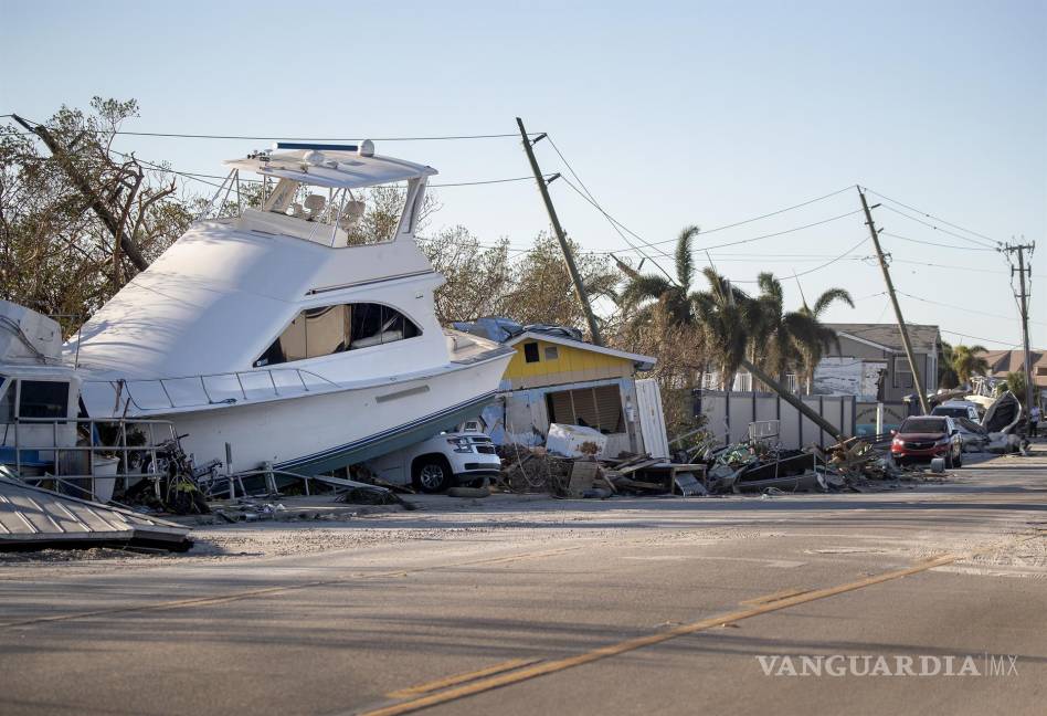 $!Un barco encima de una casa tras el paso del huracán Ian en la isla de San Carlos en Fort Myers Beach, Florida.