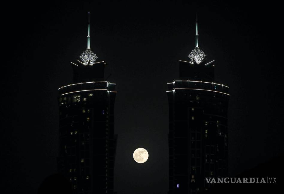 $!La Súper Luna llamada ‘Superluna de Fresa’ se eleva en el cielo del emirato del Golfo de Dubai, Emiratos Árabes Unidos.