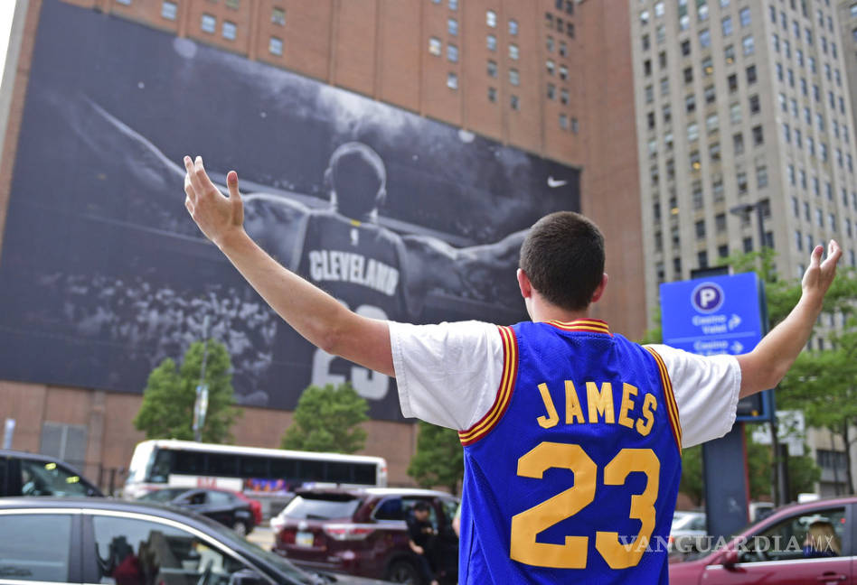 $!Quitan pancarta de LeBron James en Cleveland
