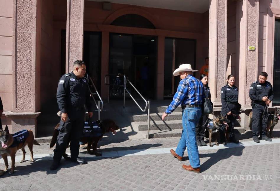 $!Binomios caninos especializados participaron en los recorridos de vigilancia en bancos y cajeros automáticos.