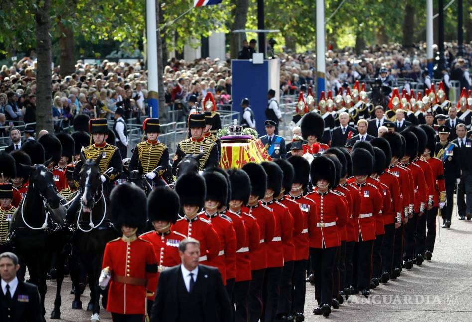 $!El ataúd con el cuerpo de la Reina Isabel II es transportado Westminster Hall, seguido por miembros de la familia real. en Londres.