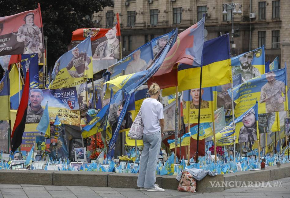 $!Una mujer visita un monumento improvisado en honor a los militares ucranianos y voluntarios internacionales caídos, en la Plaza de la Independencia de Kiev.