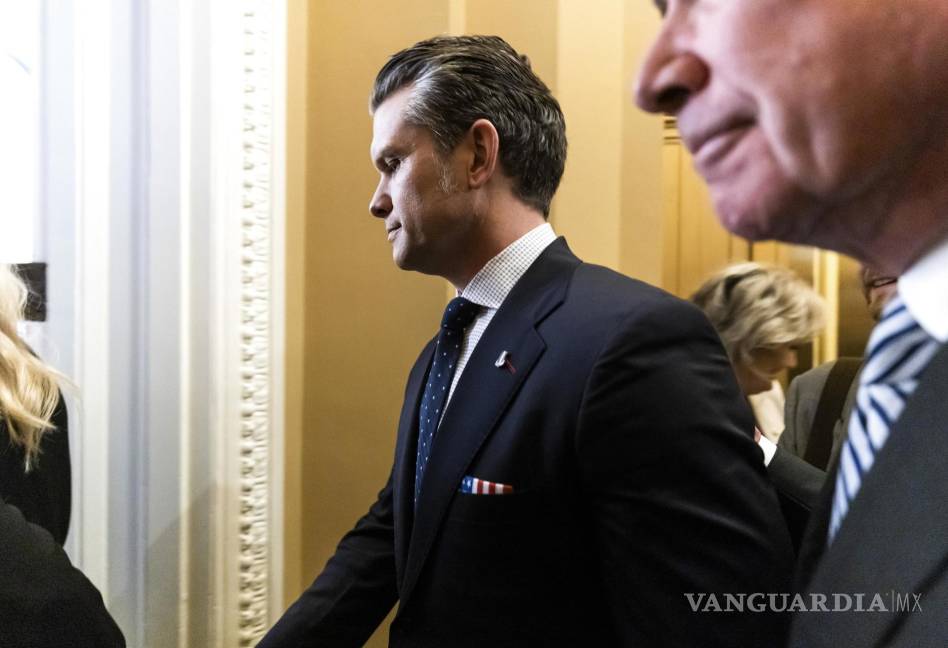 $!Pete Hegseth, candidato de Donald Trump, para Secretario de Defensa, llega a una reunión con el futuro líder de la mayoría del Senado, John Thune, en Washington