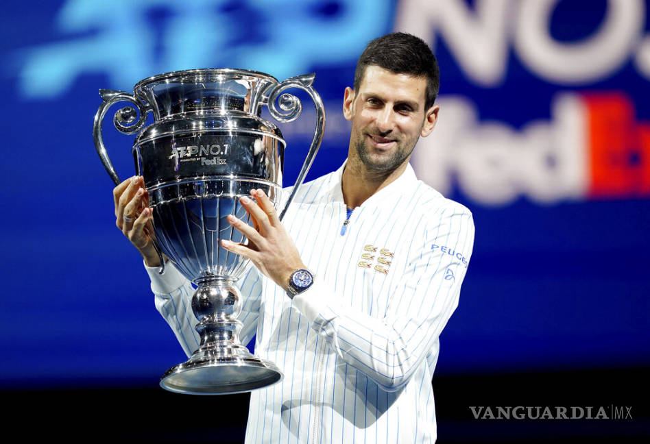 $!Cae el campeón defensor en el Masters de Londres y Djokovic recibe el trofeo del número uno