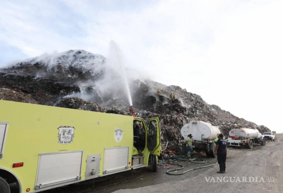 $!Gigantesco incendio en el relleno sanitario de Saltillo