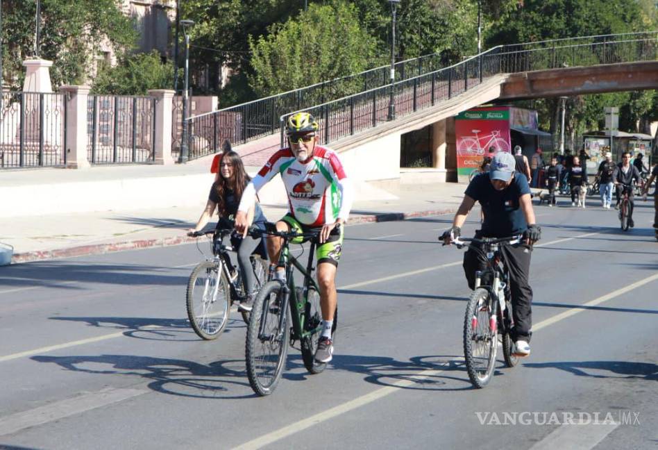 $!Familias saltillenses disfrutaron este domingo de la Ruta Recreativa sobre el bulevar Venustiano Carranza.