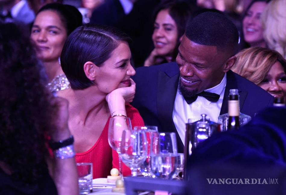 Jamie Foxx y Katie Holmes muestran su amor en los Grammy