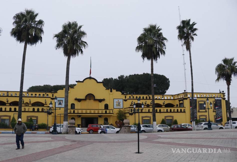$!Hasta este miércoles la plaza principal de Ramos Arizpe lucía sin adornos navideños.