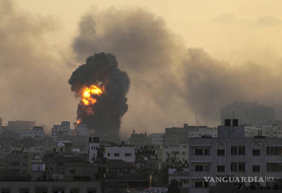 $!Humo y llamas tras un ataque israelí en el barrio de Tal Al Hawa en la ciudad de Gaza.