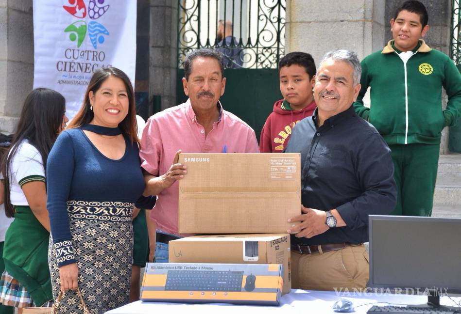 Alcalde de Cuatro Ciénegas dona su sueldo para dotar a escuelas computadoras escolares