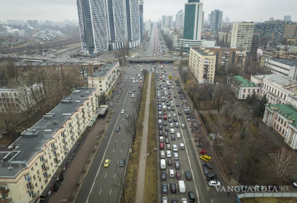 $!Los atascos de tráfico se ven cuando la gente sale de la ciudad de Kiev, Ucrania. AP/Emilio Morenatti