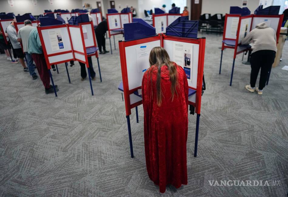 $!Los votantes llenan sus boletas durante la votación anticipada en persona en la Junta Electoral del Condado de Hamilton en Cincinnati.