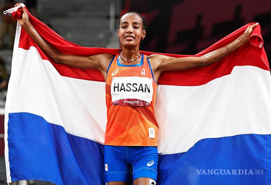 $!Sifan Hassan de Holanda celebra tras ganar la final femenina de 10,000 m durante los eventos de atletismo de los Juegos Olímpicos de Tokio 2020 en el Estadio Olímpico de Tokio, Japón. EFE