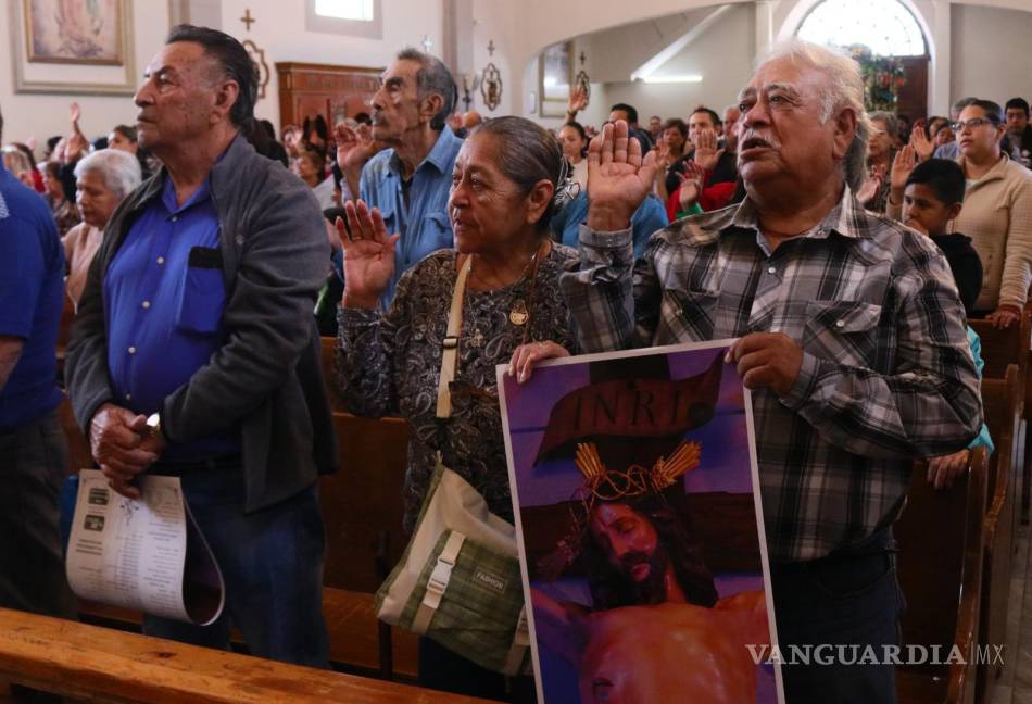 $!Monseñor Raúl Vera ofició la misa de las 05:00 horas, dando inicio a los festejos religiosos en la Parroquia del Santo Cristo de Ojo de Agua.