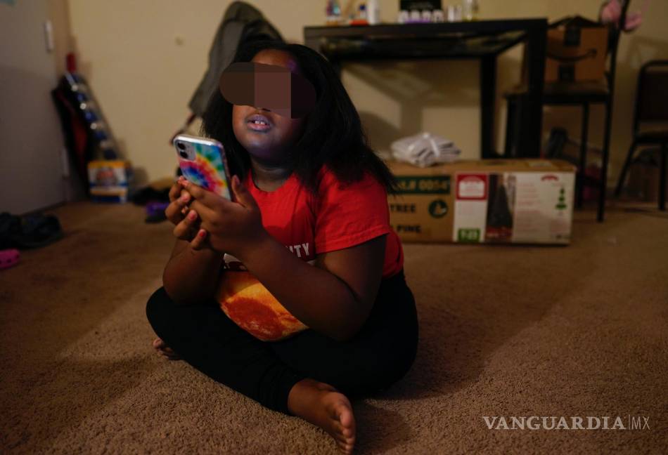 $!Brooklynn Chiles, de ocho años, juega con su teléfono en su casa en Washington el 9 de enero del 2022. La niña contrajo tres veces el COVID-19.