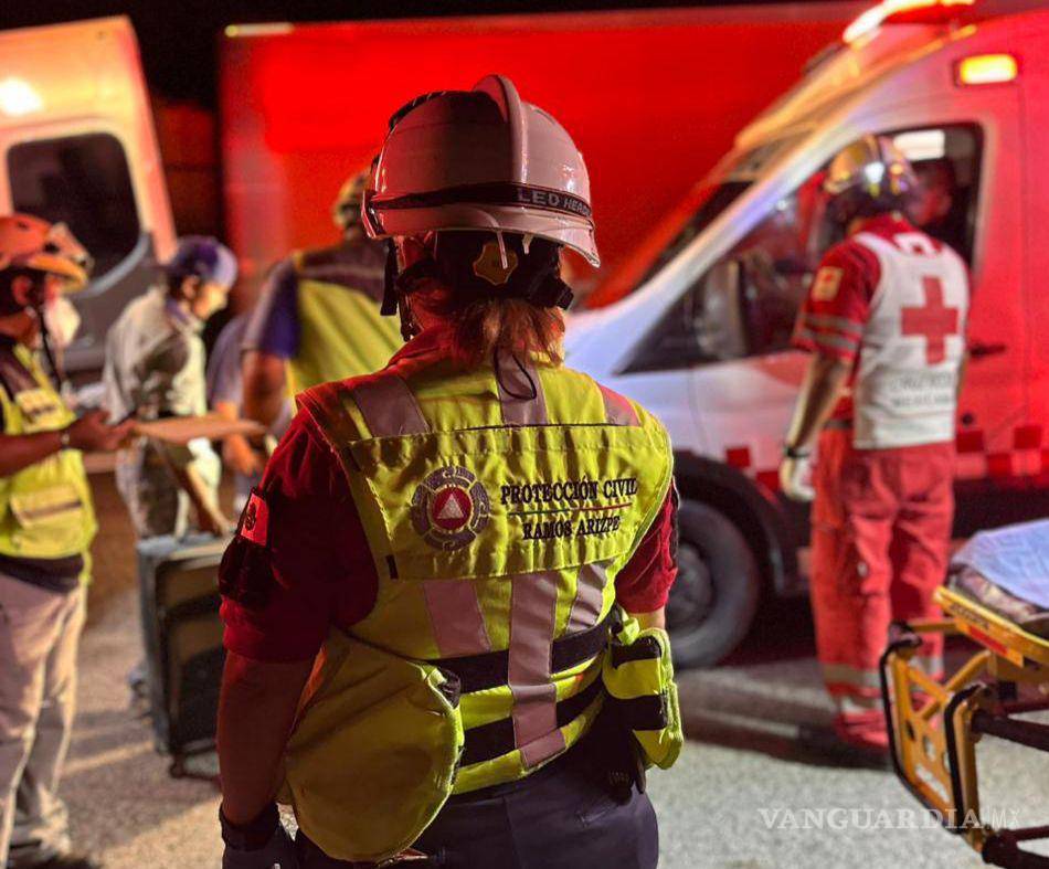 $!Cuerpos de auxilio de distintos municipios se movilizaron durante la noche para atender a las personas involucradas en el accidente.