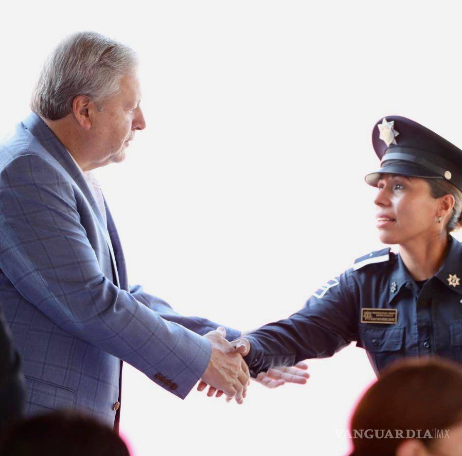 $!El alcalde, a nombre de los saltillenses, les agradeció a las mamás que integran la Comisaría su labor desinteresada y les anunció que en coordinación con el DIF municipal establecerán una guardería para sus hijos.