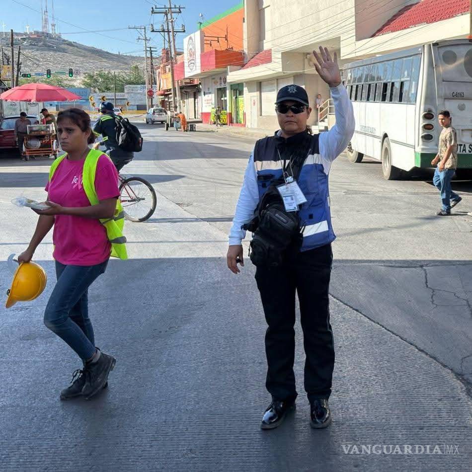 $!Elementos de Tránsito y Vialidad mantienen dispositivos en zonas escolares para agilizar la circulación y brindar mayor seguridad a estudiantes y peatones durante los horarios de mayor afluencia.