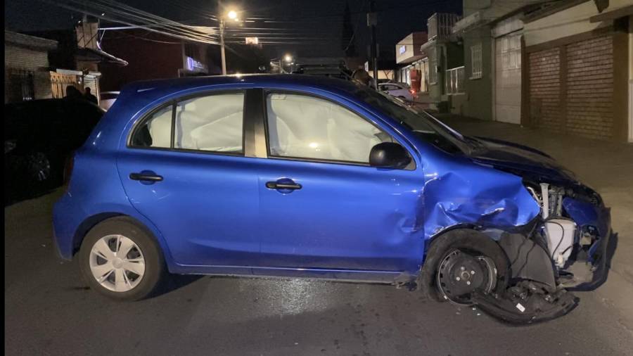 El Nissan March terminó atravesado en los carriles tras el choque registrado en la colonia Topo Chico.