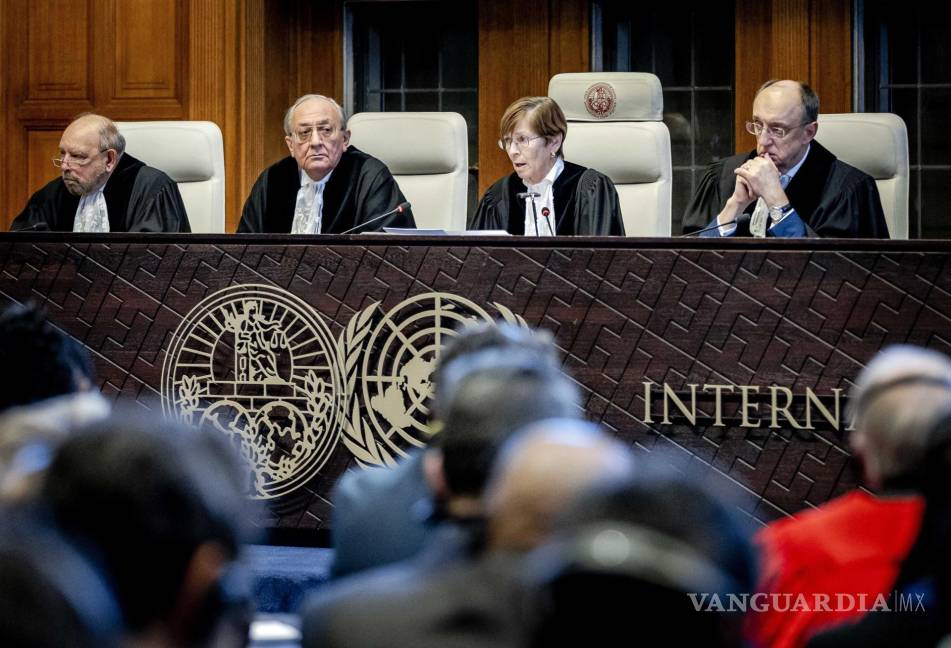 $!El presidente Donoghue (segundo a la derecha) y otros jueces durante el fallo contra Israel de la Corte Internacional de Justicia (CIJ) en La Haya, Países Bajos,