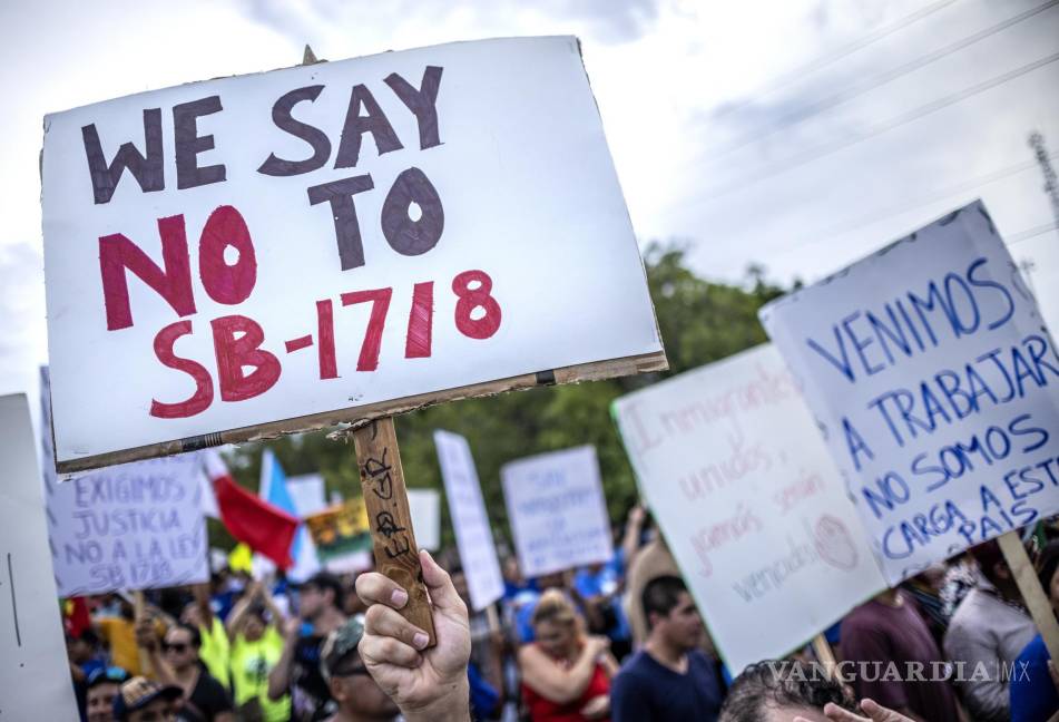 $!Miembros de la comunidad inmigrante del sur de Florida se manifiestan contra la ley de inmigración Florida SB 1718, en Homestead, Florida.