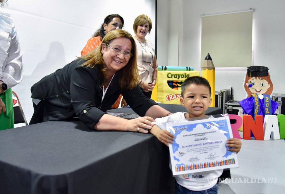 $!“La presidenta honoraria del DIF Saltillo, Beatriz Eugenia Dávila de Fraustro, felicita a los graduados durante la emotiva ceremonia de fin de cursos en los Centros de Atención y Cuidado Infantil.