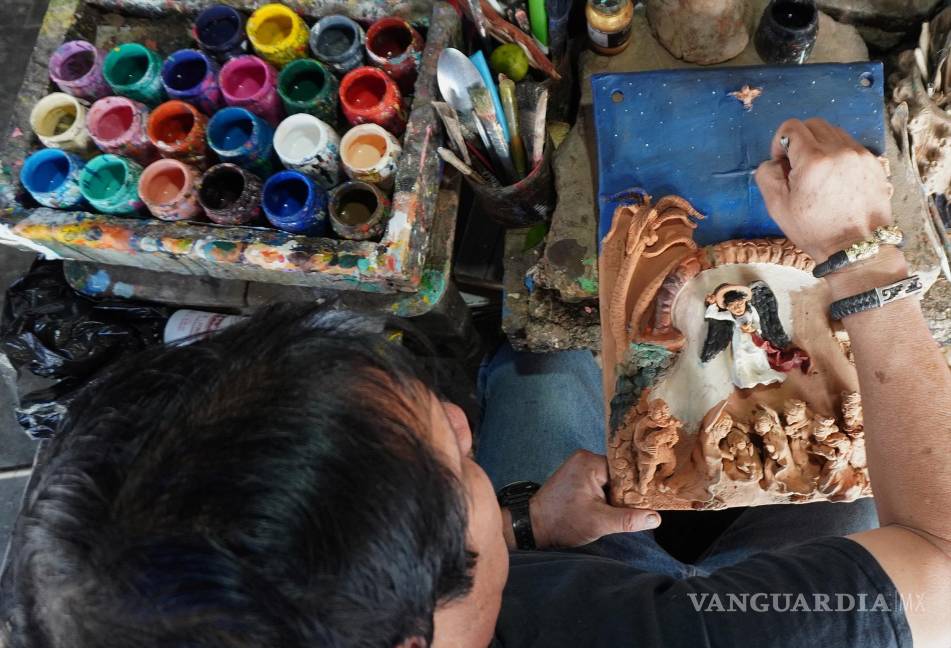 $!La elaboración de figuras hechas de barro está a cargo de Josefina Aguilar, y su hijo Demetrio.