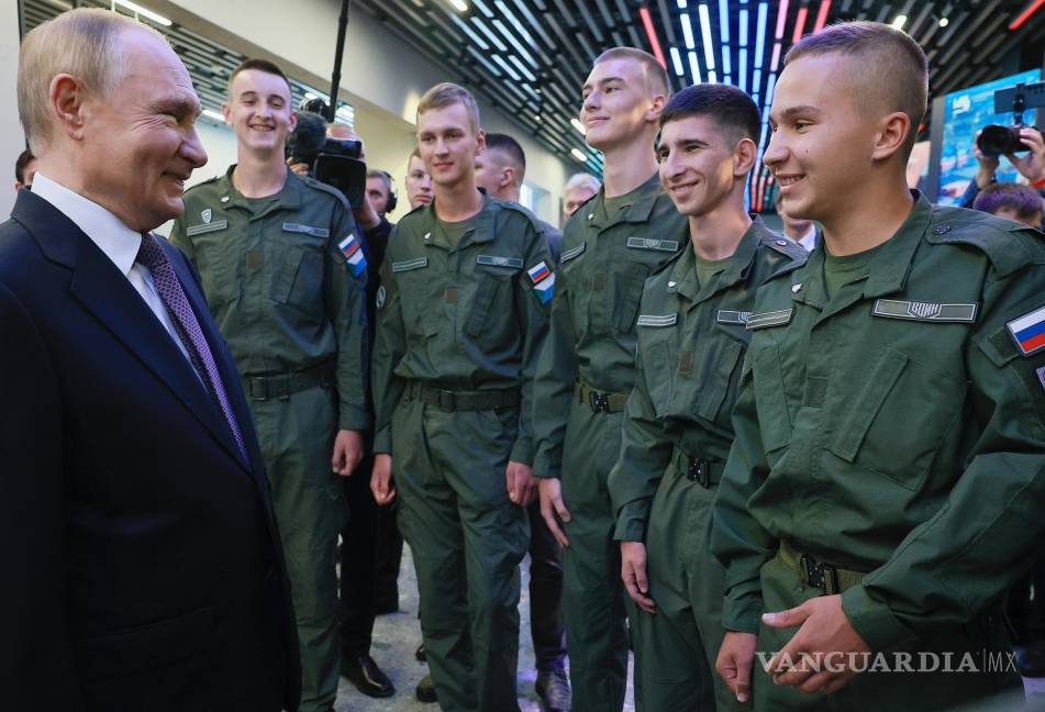 $!El presidente ruso, Vladímir Putin conversa con cadetes del Centro de Entrenamiento Deportivo Militar y Educación Patriótica en Vladivostok, Rusia.
