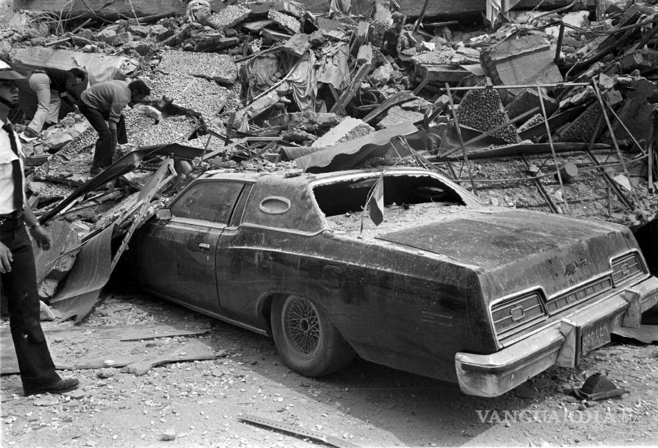 $!19 de septiembre de 1985. Aspectos de las calles del centro de la ciudad de México en los primeros minutos posteriores al terremoto.