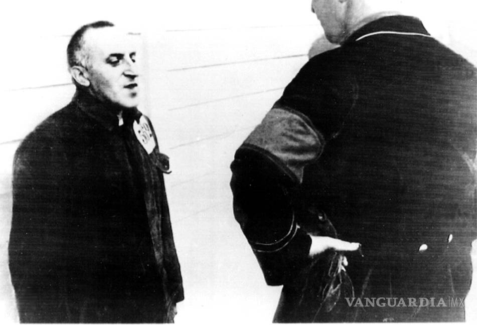 $!Esta imagen sin fecha muestra al periodista alemán Carl von Ossietzky, a la izquierda, prisionero en un campo de concentración.