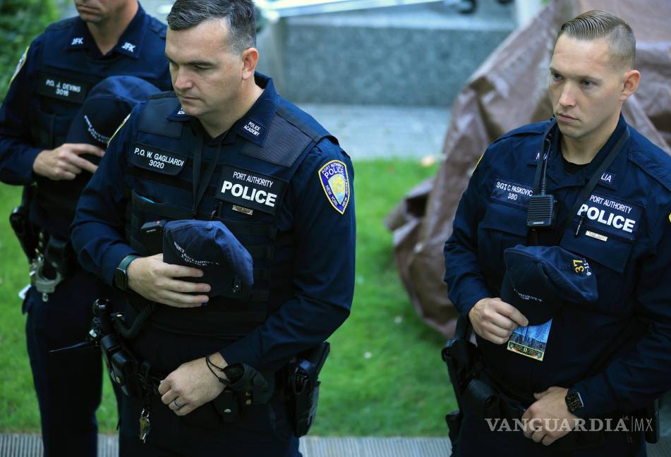 $!Agentes de la Policía de la Autoridad Portuaria asisten a la ceremonia de conmemoración anual en el Museo y Monumento Nacional del 11 de septiembre de 2021 en la ciudad de Nueva York. EFE/EPA/Chip Somodevilla