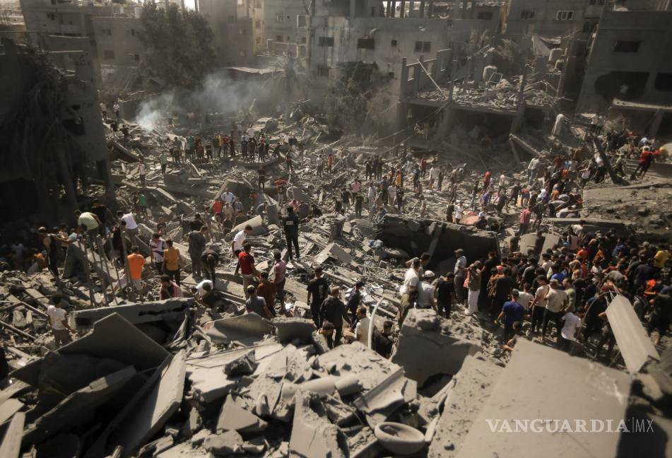 $!Palestinos inspeccionando los daños a sus hogares después de un ataque aéreo israelí en Khan Yunis, Gaza.