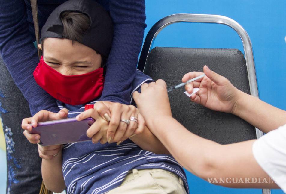 $!Un niño es vacunado contra la Influenza Estacional durante el inicio de la jornada nacional en el Hospital Materno Infantil en CDMX.