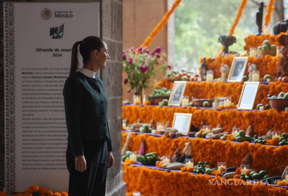 $!Claudia Sheinbaum Pardo, presidenta de México, dio un recorrido por la ofrenda de Día de Muertos instalada en Palacio Nacional con motivo de las festividades del 1 y 2 de noviembre. Este año, el altar está dedicado a las mujeres luchadoras de la Historia Mexicana.