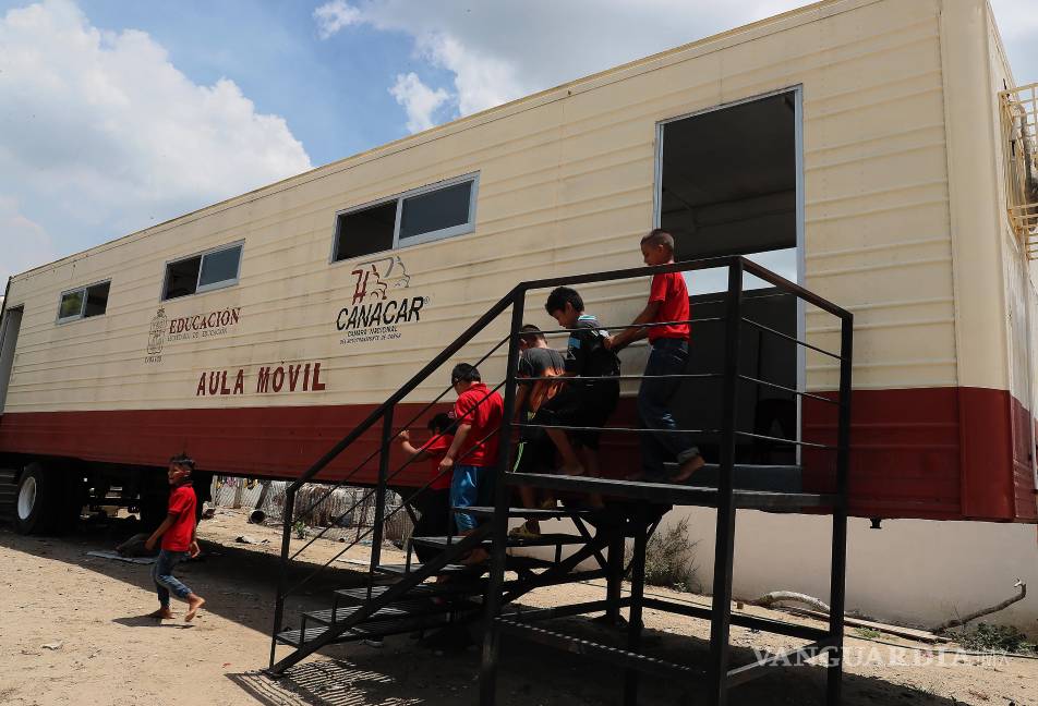 $!Niños salen de una aula móvil en la comunidad de El Nuevo Bosque este miércoles, en el municipio de Centla, estado de Tabasco (México).
