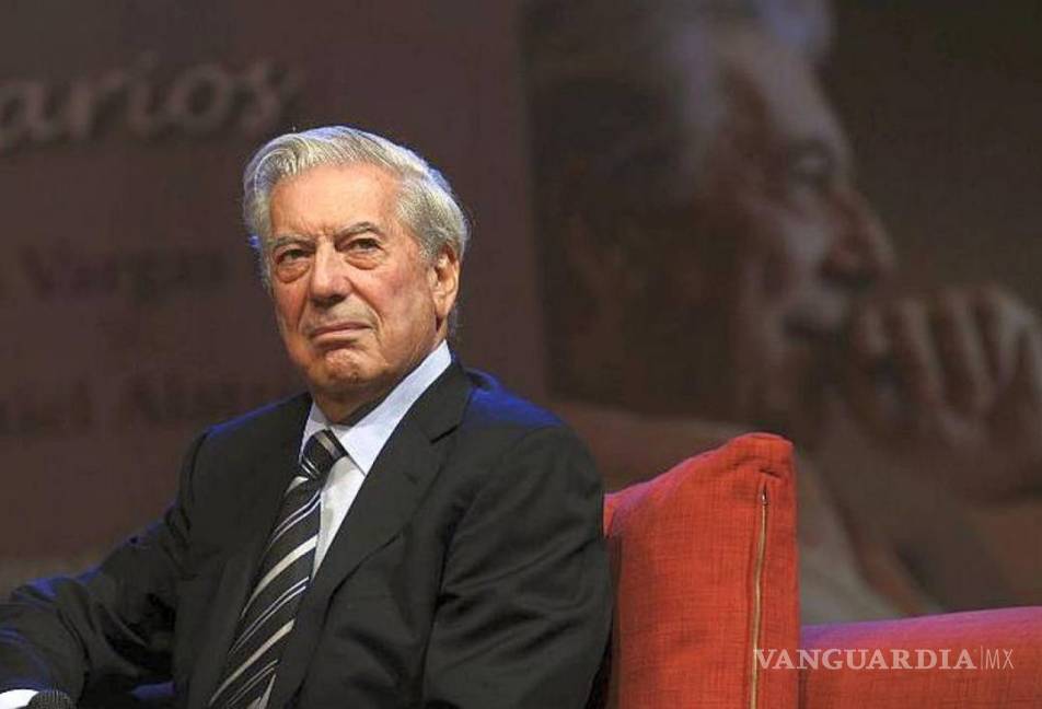 $!El escritor que vive en democracia puede despreciar la política: Vargas Llosa