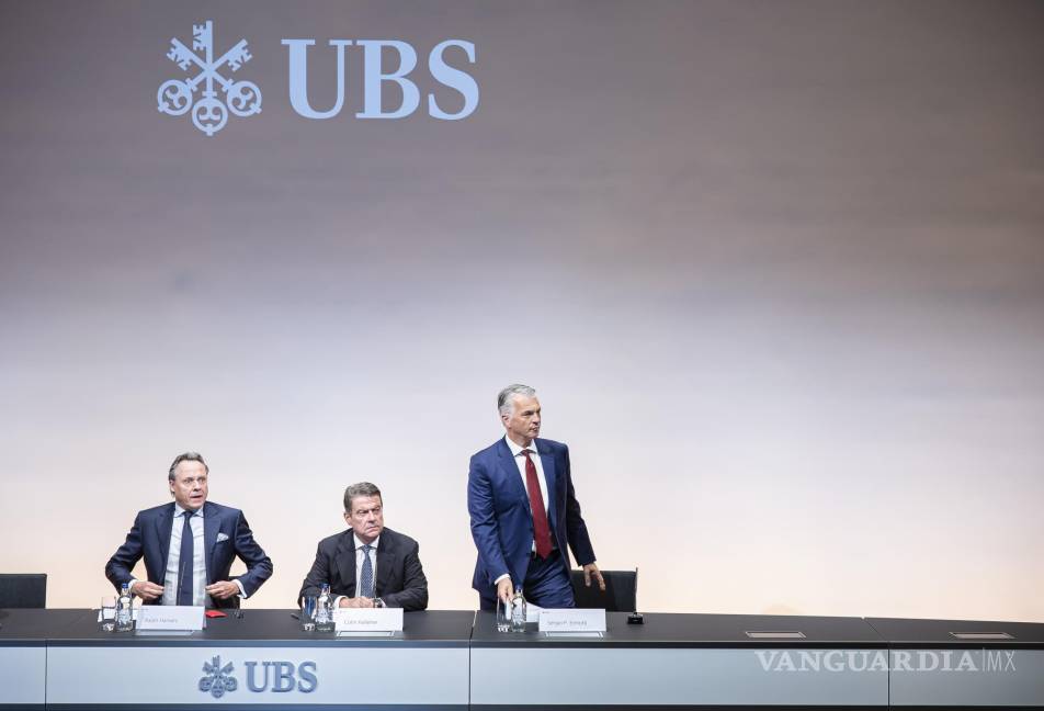 $!Sergio Ermotti (d), nuevo director ejecutivo del banco suizo UBS, el presidente de UBS, Colm Kelleher (c), y el director ejecutivo saliente, Ralph Hamers.