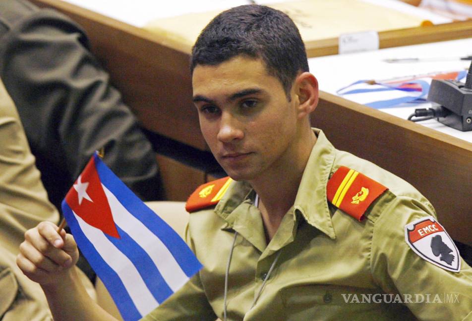 $!Elián González sostiene una bandera cubana durante el congreso de la Unión de Jóvenes Comunistas en La Habana, Cuba, el 4 de abril de 2010.