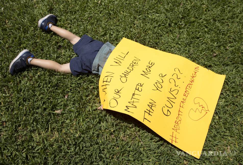 $!Remy Ragsdale, de 3 años, asiste a una protesta organizada por Moms Demand Action en la Mansión del Gobernador en Austin, Texas.