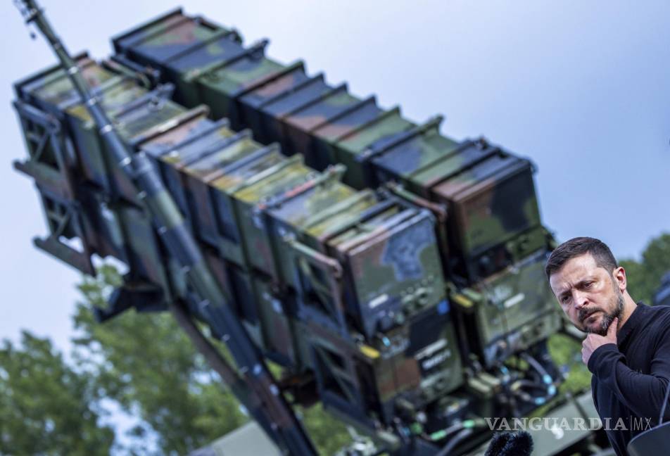 $!De visita en Alemania, el presidente Volodimir Zelenski posa junto a un sistema de misiles Patriot, del que soldados ucranianos están recibiendo entrenamiento.