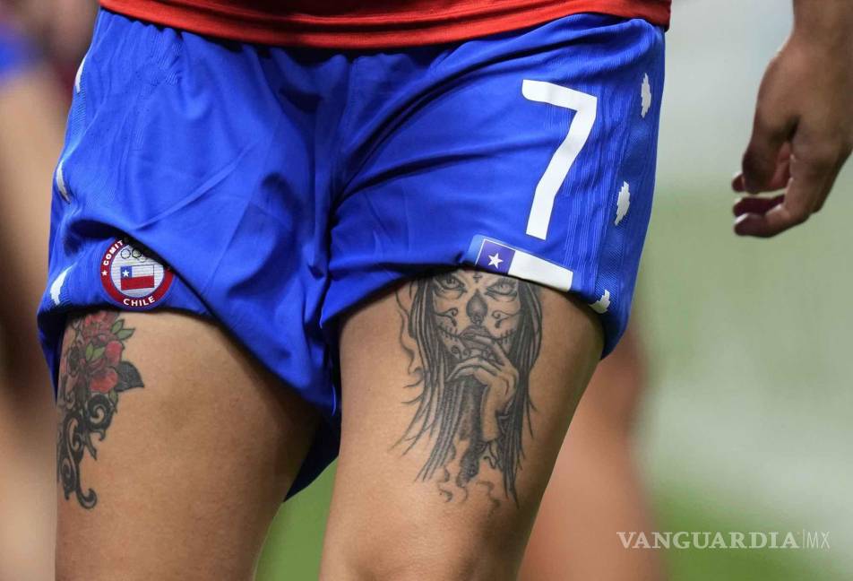$!La futbolista chilena Yenny Acuña calienta en el partido previo de fútbol femenino contra Canadá. (Foto AP / Silvia Izquierdo)