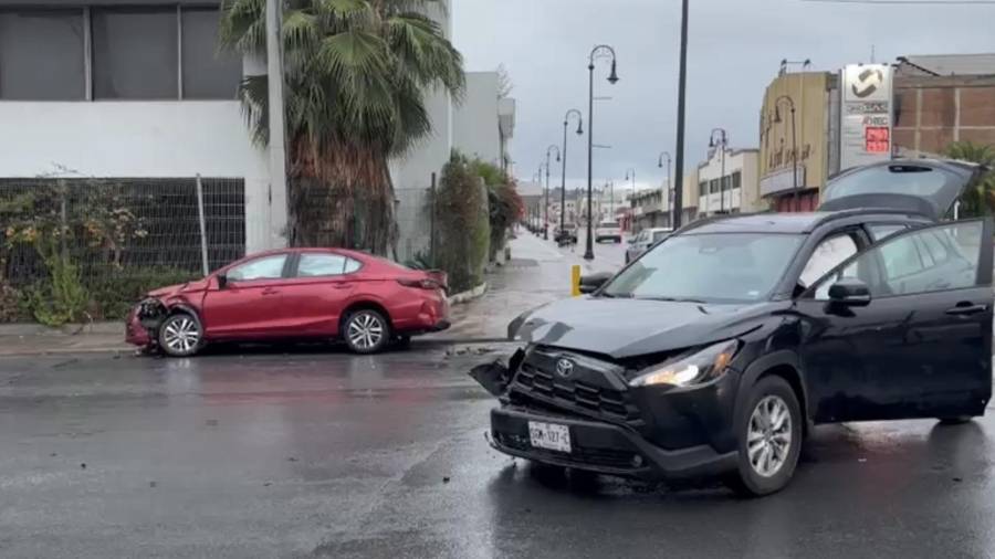 El conductor de una camioneta Toyota Corolla Cross reconoció que no advirtió la luz roja del semáforo, situación que derivó en el choque contra un automóvil que circulaba con preferencia de paso.